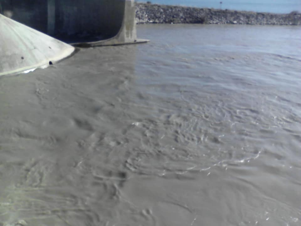 Les eaux boueuses à la sortie de la centrale de Saint-Chamas